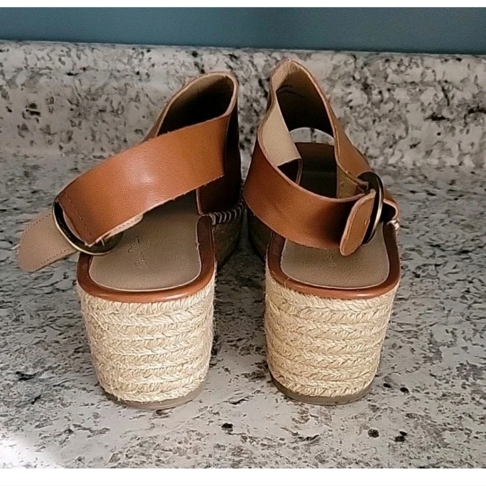 Universal Threads Sandals - Picture 4 of 7